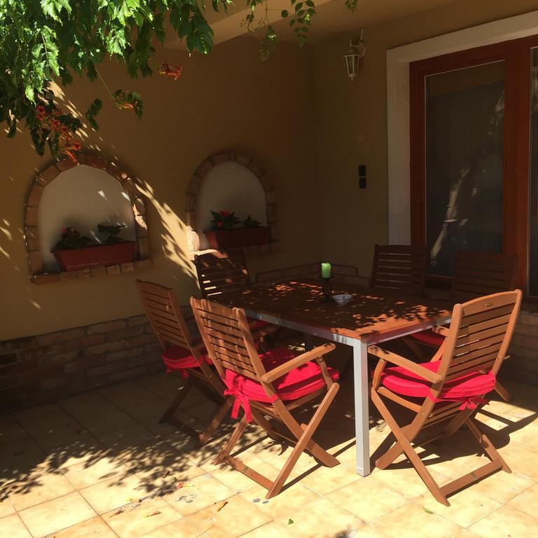 Lux Apartman Villa Hajdúszoboszló Quarto foto